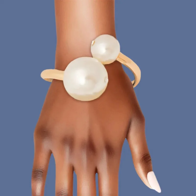 Women's charm bangles-Women's Bracelet Glamour: Cream Pearls & Gold Tone